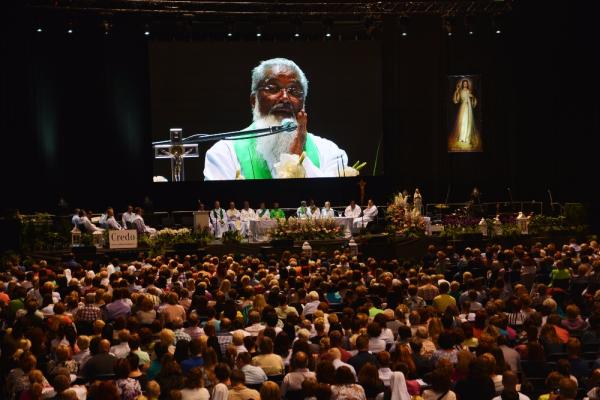 Misionár Božieho milosrdenstva P. James Manjackal kázal v Košiciach tisícom veriacich o Božej láske